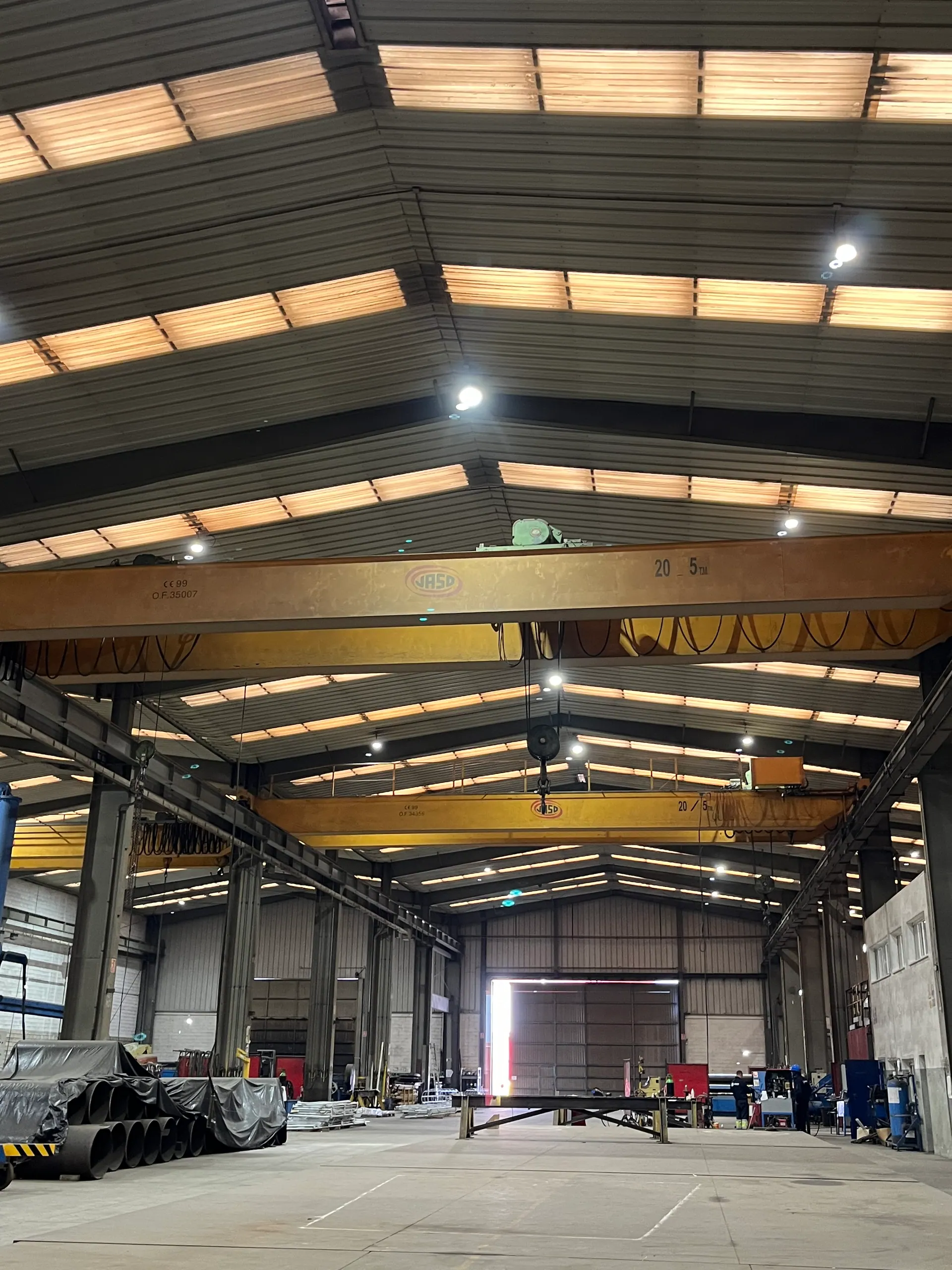 Interior de nave industrial de Moreypi con grúas puente y altura libre bajo gancho