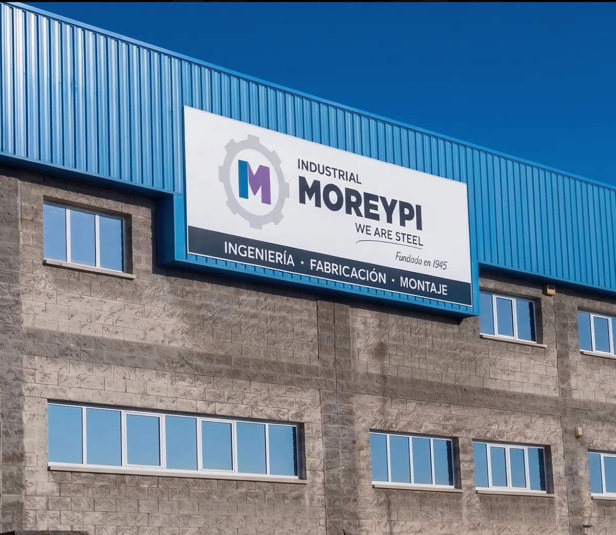 Fachada de la sede de Industrial Moreypi en Gijón con el rótulo de la empresa