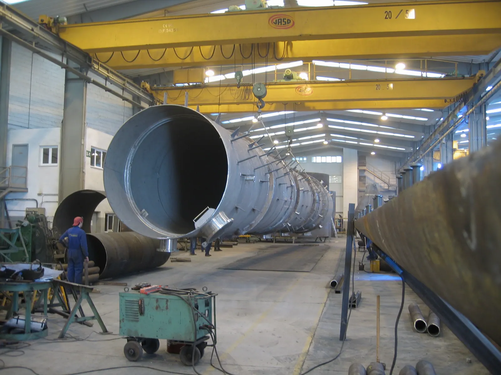 Virolas de gran diámetro en proceso dentro de la nave industrial