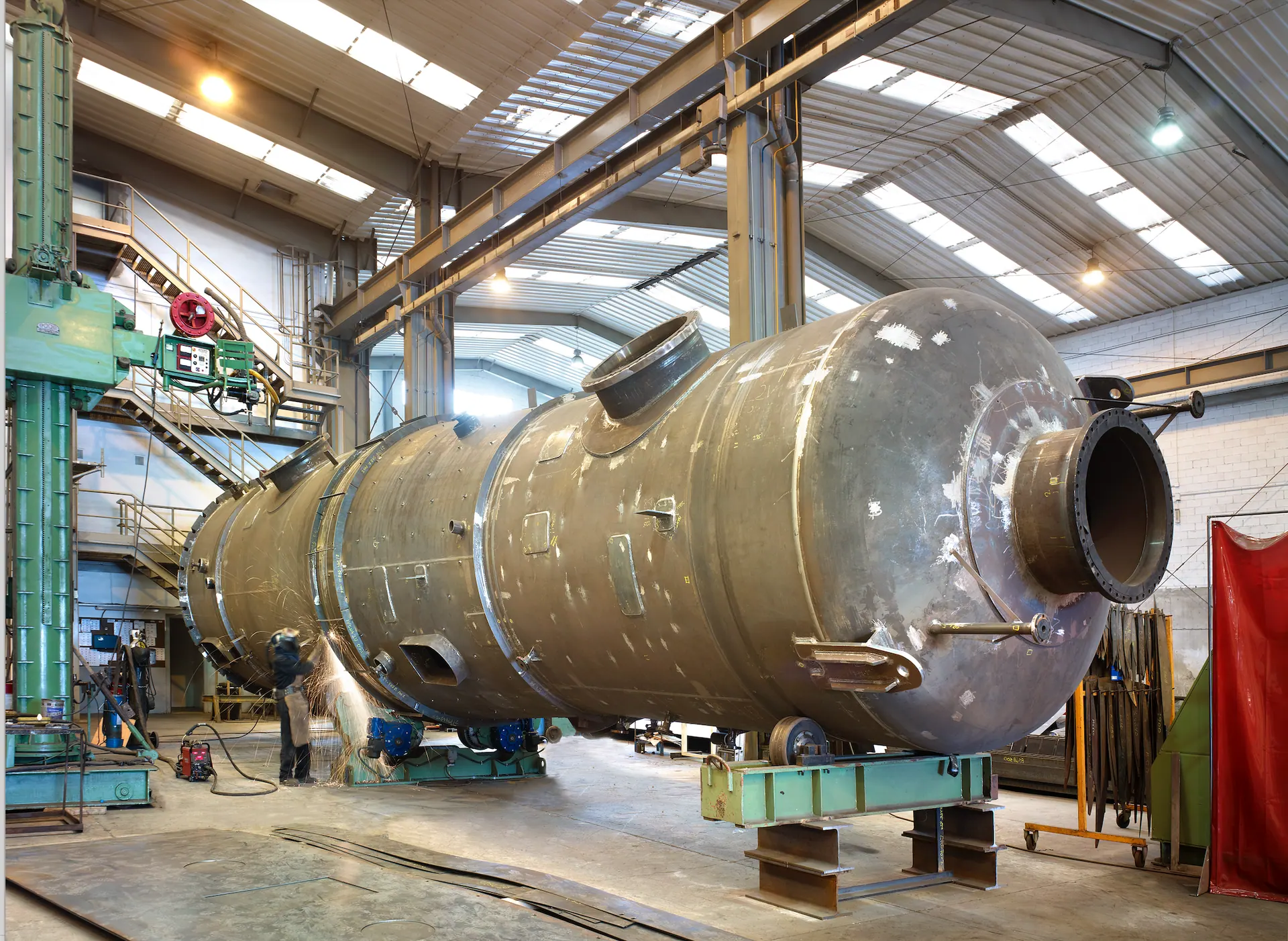 Recipiente de gran tamaño en fabricación dentro de la nave de Moreypi