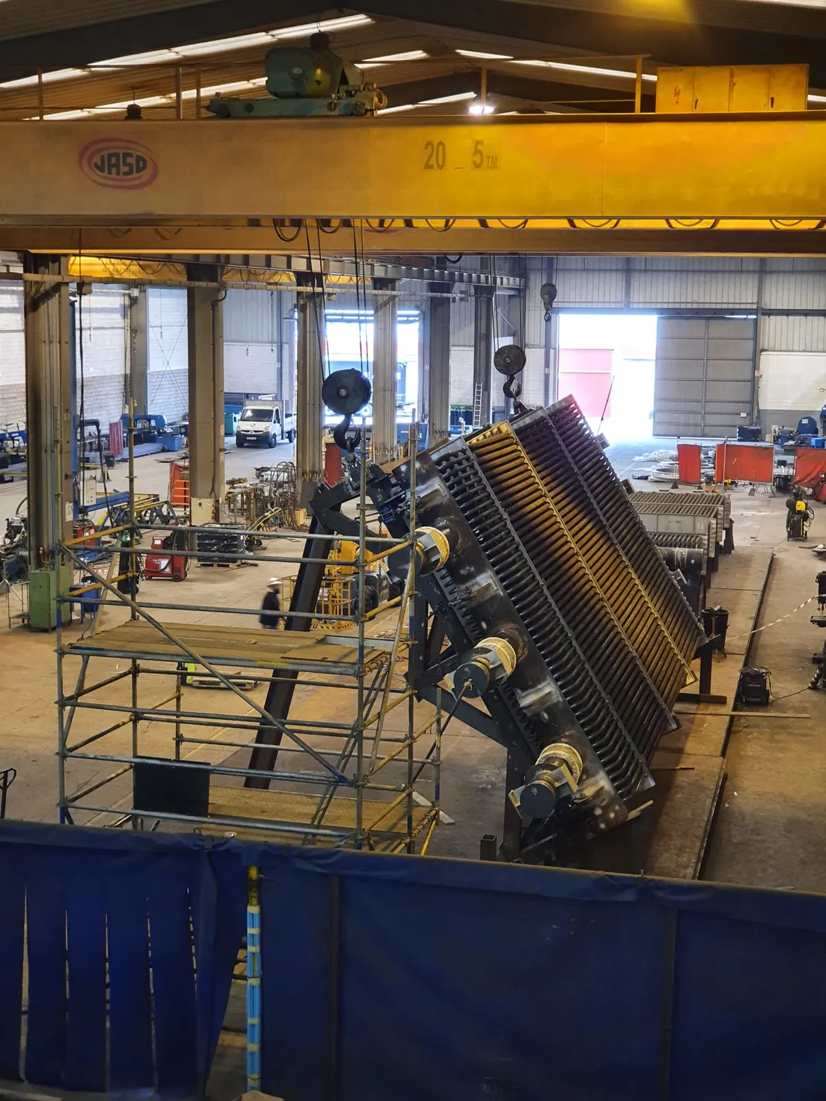 Haz tubular de un intercambiador manipulado con la grúa puente en el taller