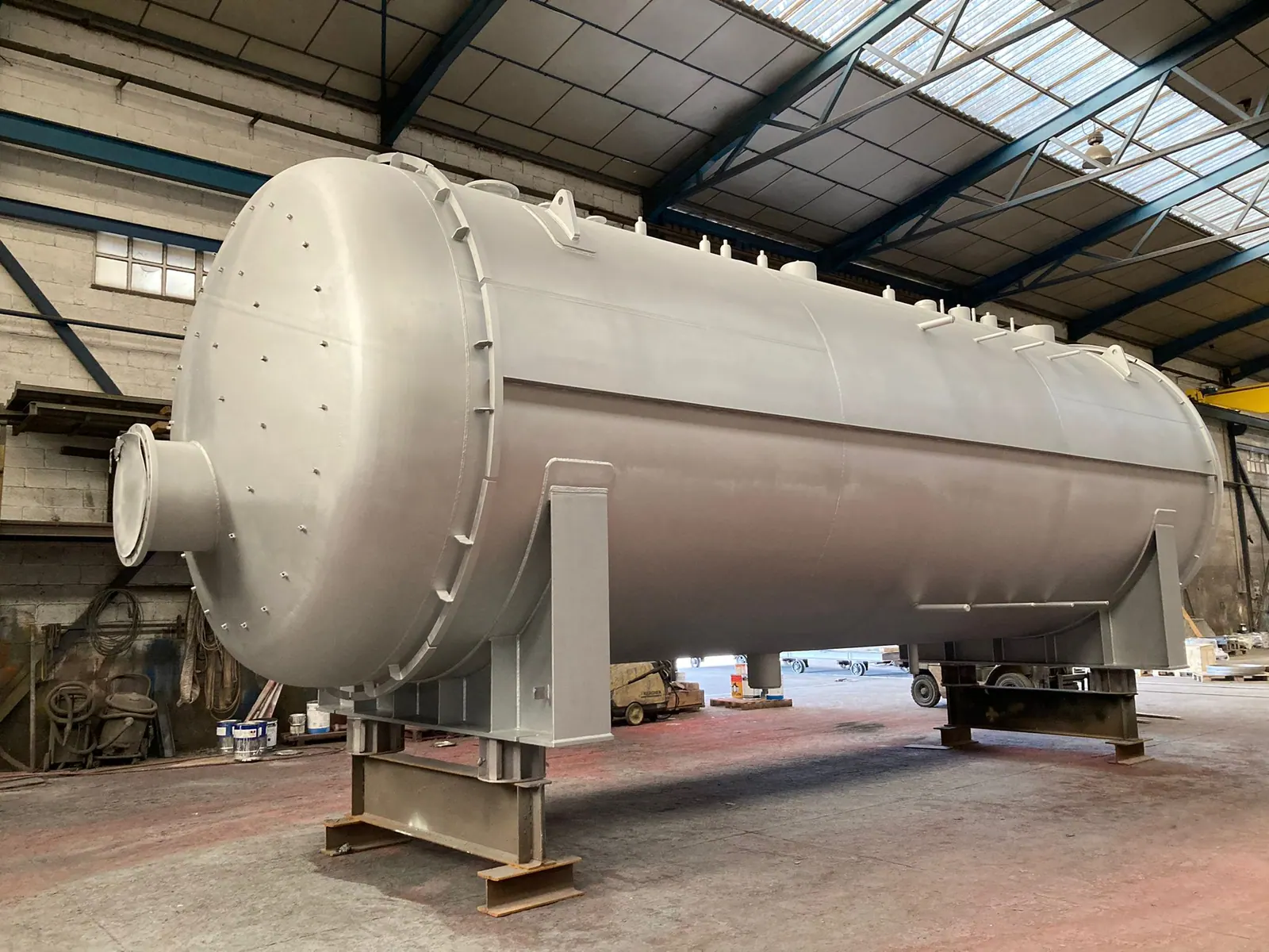 Desgasificador horizontal terminado sobre sus soportes en la nave de fabricación