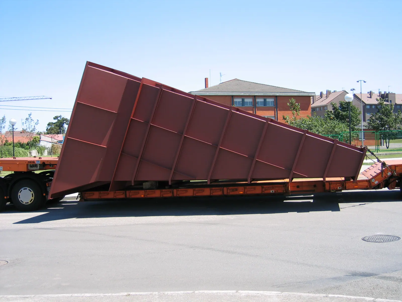 Tolva imprimada cargada sobre transporte especial a la salida del taller