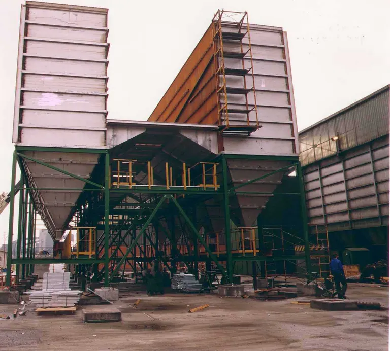 Silo con filtro de mangas sobre su estructura metálica, con las tolvas cónicas de descarga a la vista