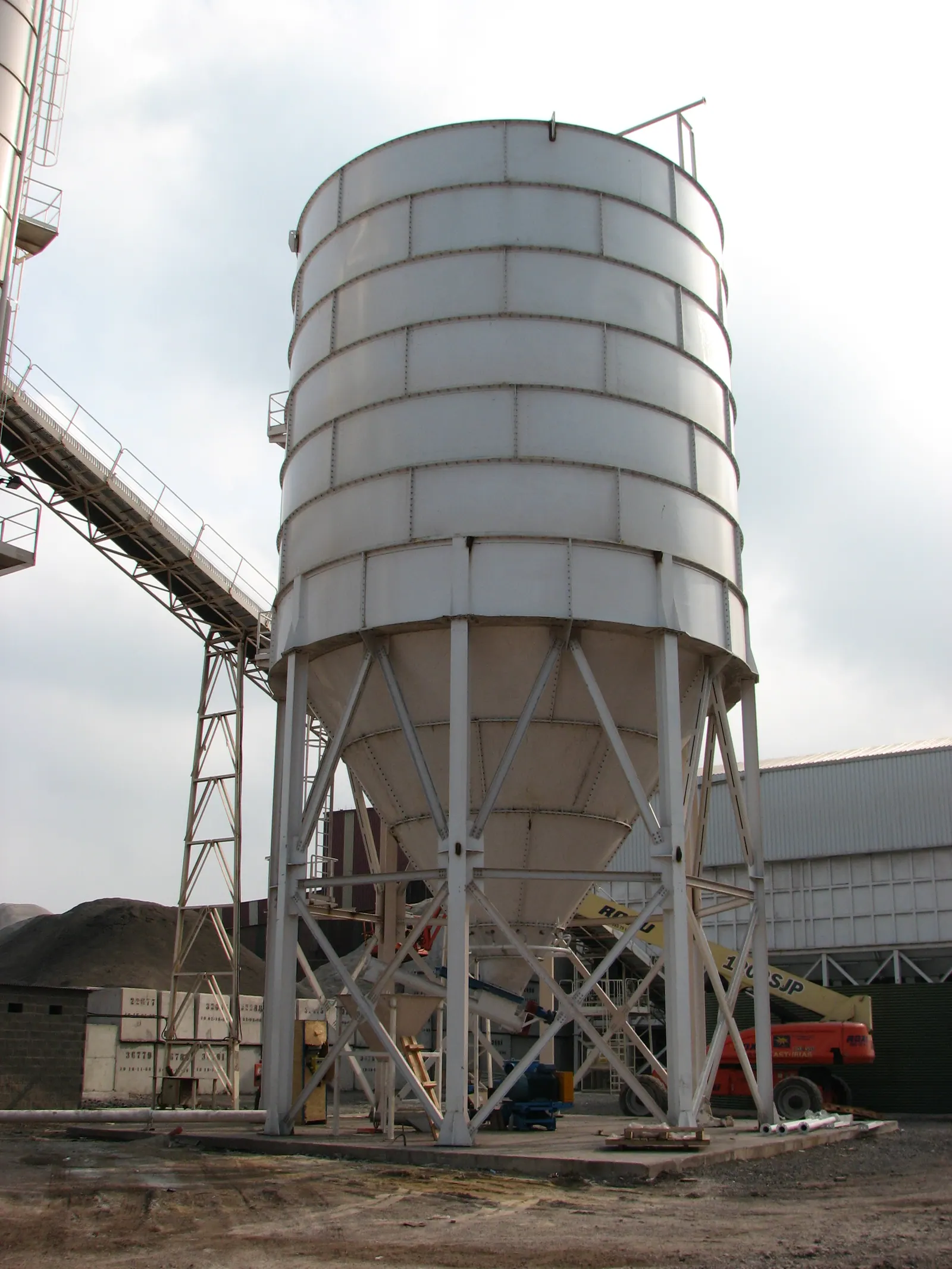 Silo con tolva cónica montado sobre su estructura de apoyo en planta