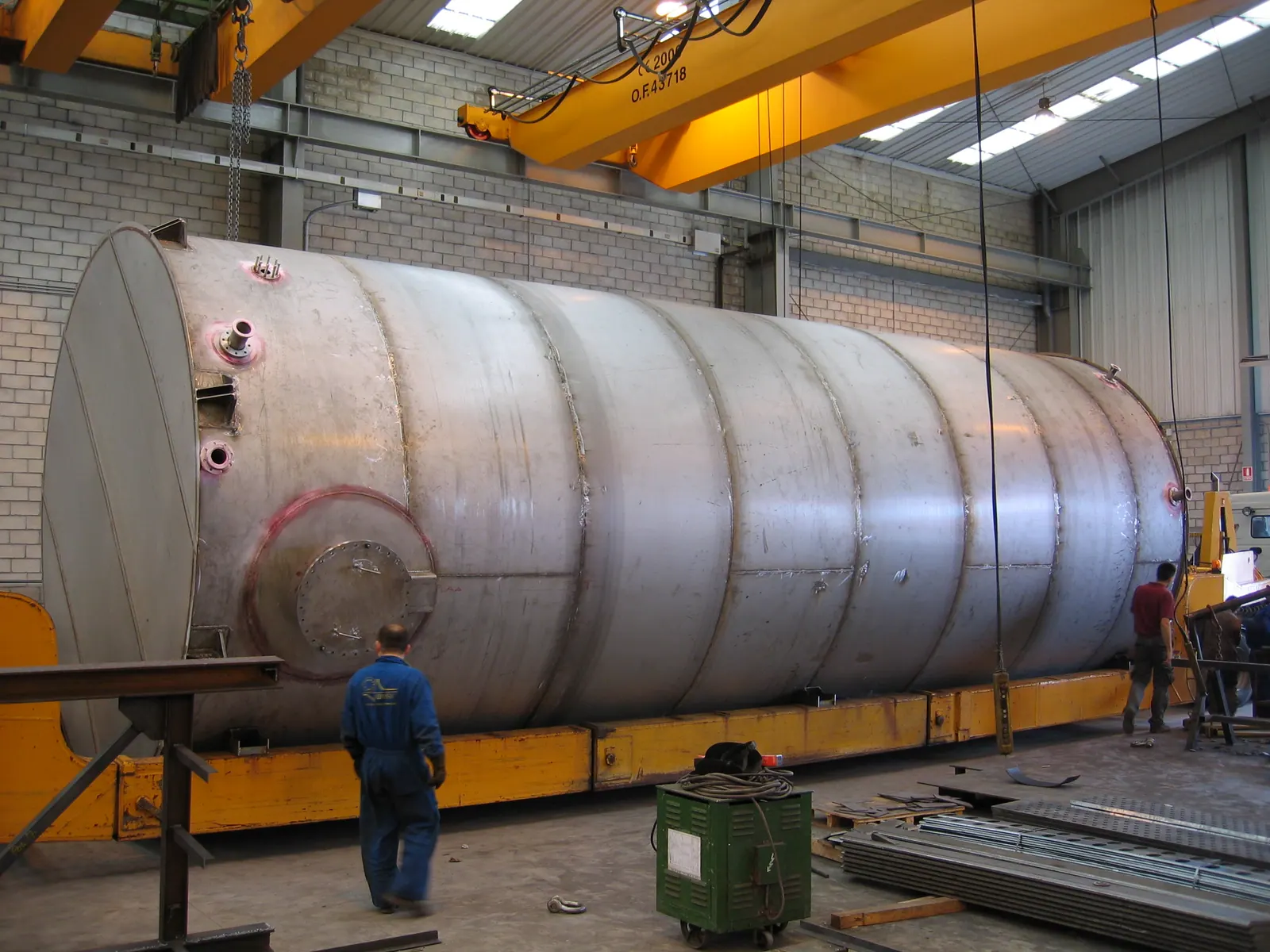 Tanque de acero inoxidable terminado en la nave, cargado sobre la góndola antes de salir
