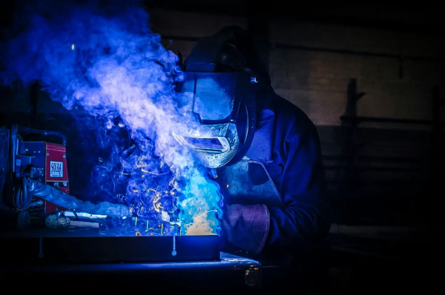 Soldador de Moreypi ejecutando una soldadura en el taller de calderería
