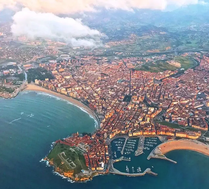 Vista aérea de Gijón, Asturias, con su fachada marítima
