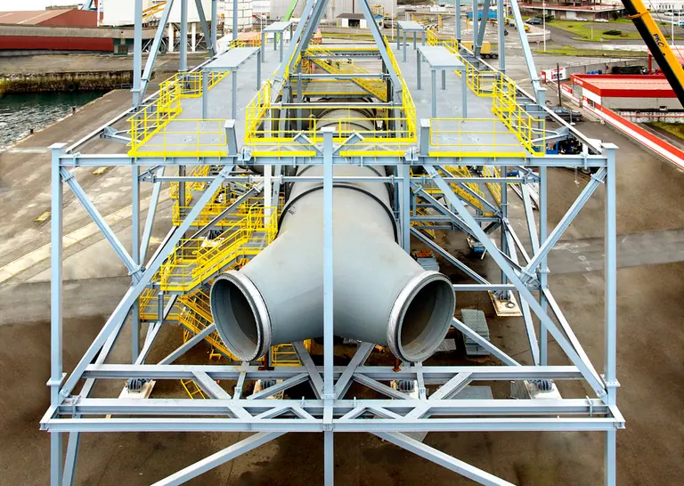 Conducto industrial de gran diámetro con derivación, integrado en su estructura de soporte