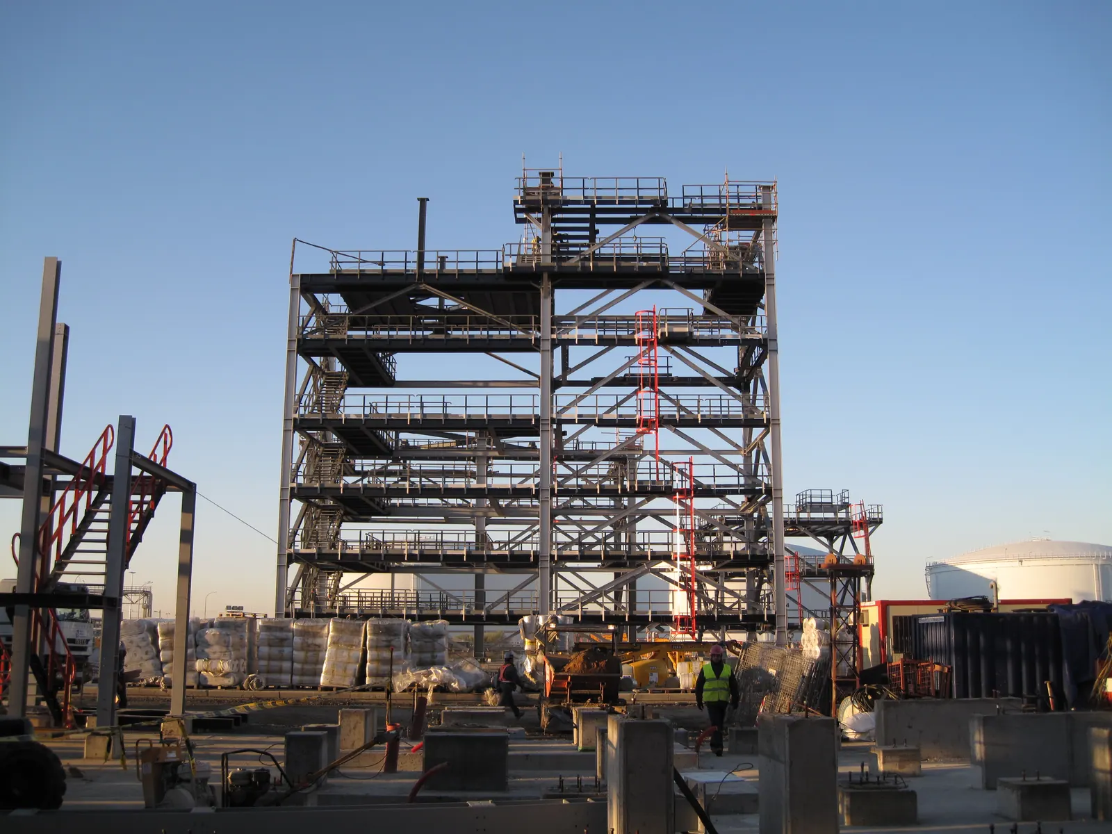 Estructura metálica de varias plantas con escaleras y plataformas montada en obra industrial