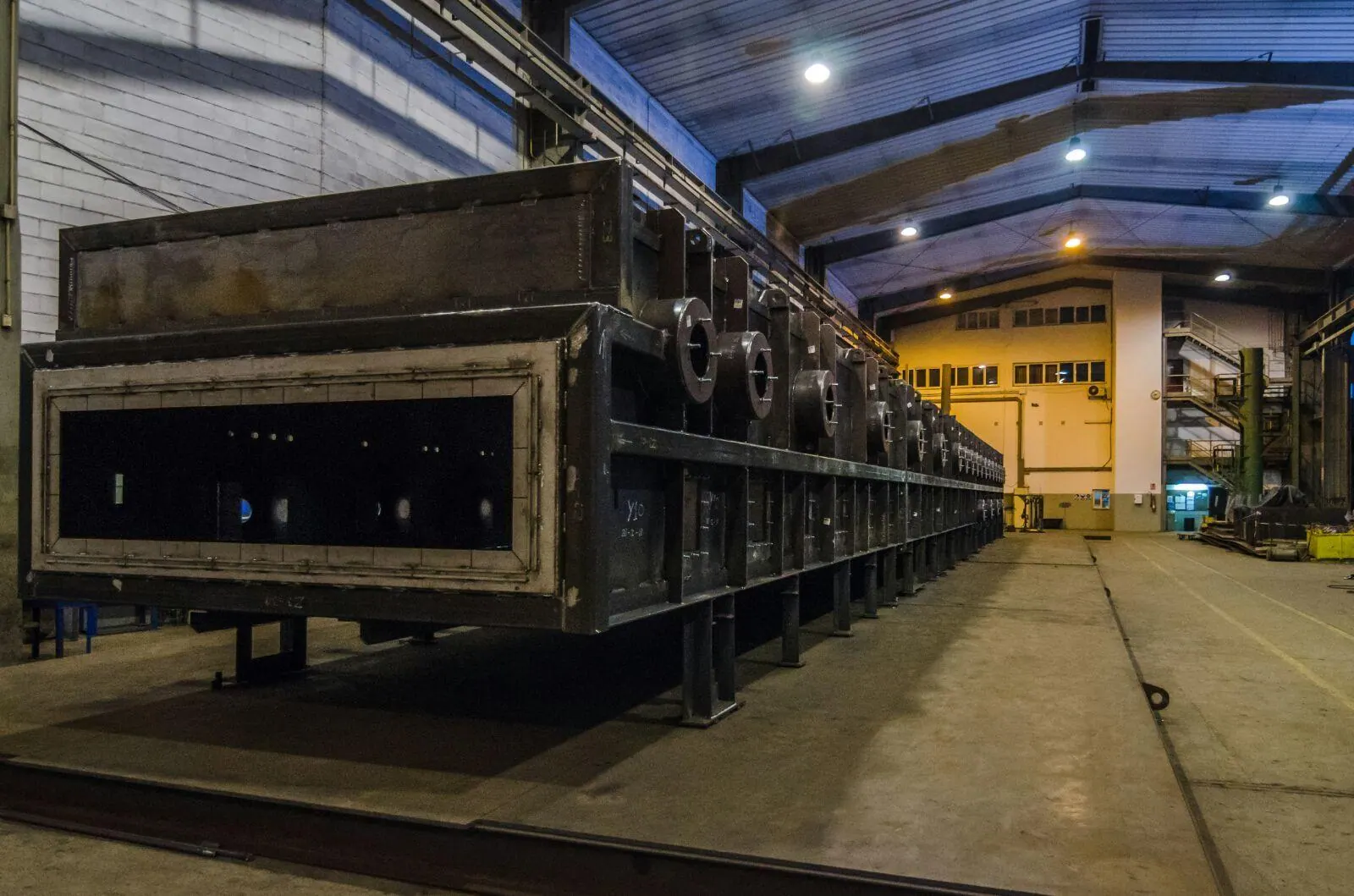 Módulos de horno industrial alineados en la nave de fabricación