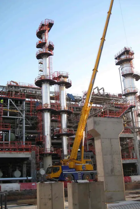 Montaje de columnas en planta industrial con grúa de gran tonelaje