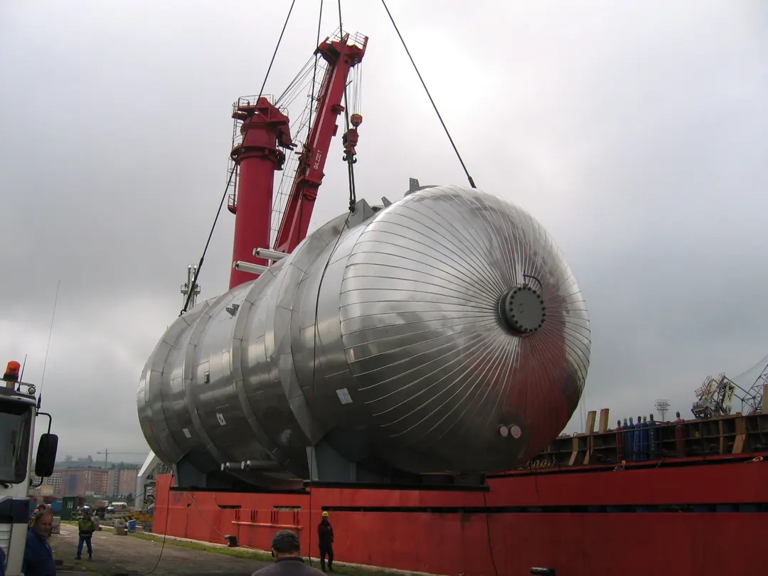 Izado de un equipo de acero inoxidable de gran diámetro para su embarque en el muelle