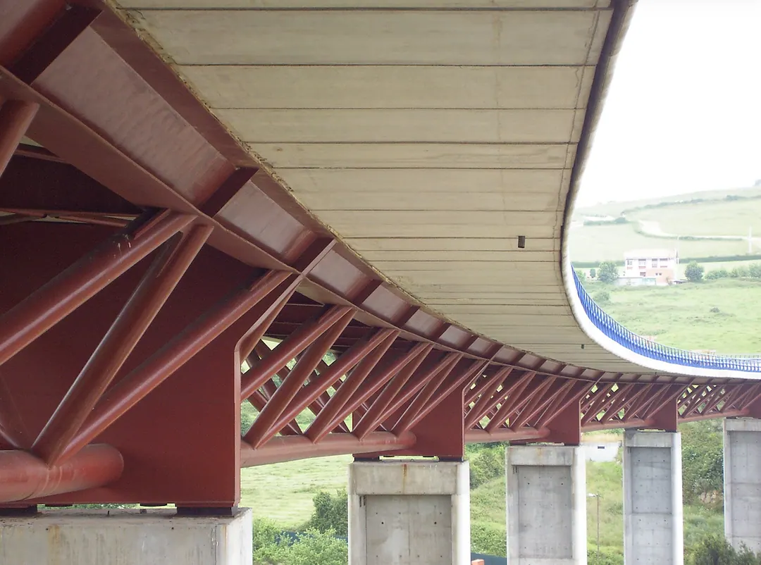 Viaducto apoyado sobre vigas armadas de acero y pilas de hormigón