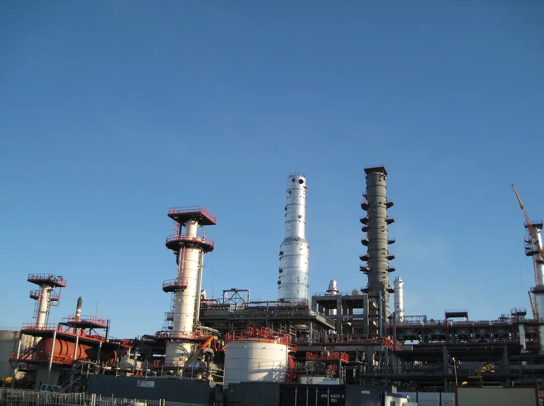 Unidad de proceso de una refinería con sus columnas y torres de destilación